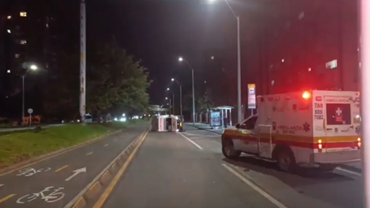 Tremendo trancón en Usaquén: se volcó una ambulancia Una ambulancia se volcó en la localidad de Usaquén a la altura de la carrera 9 con calle 131A cuando en la capital estaba a punto de amanecer. A la hora se sigue registrando tremendo trancón por el cierre de los carriles.