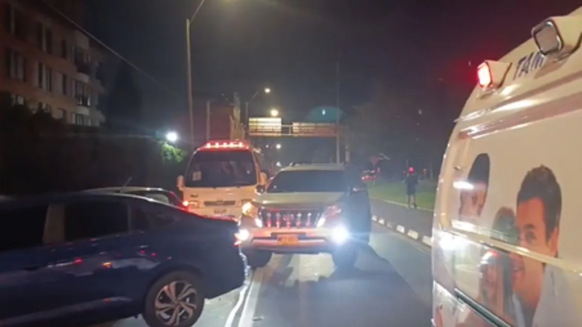 Tremendo trancón en Usaquén: se volcó una ambulancia Una ambulancia se volcó en la localidad de Usaquén a la altura de la carrera 9 con calle 131A cuando en la capital estaba a punto de amanecer. A la hora se sigue registrando tremendo trancón por el cierre de los carriles.