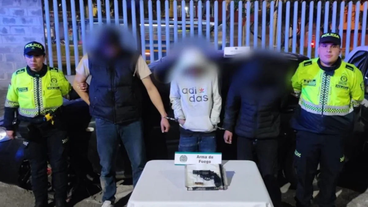 Tunjuelito: se les dañó el ‘control’, cayó banda que robaba carros con clonador Una banda que, al parecer, robaba carros clonando la señal del control remoto fue capturada en Tunjuelito tras una persecución que comenzó luego del hurto de un vehículo. Durante el operativo hubo un intercambio de disparos y uno de los sospechosos resultó herido.