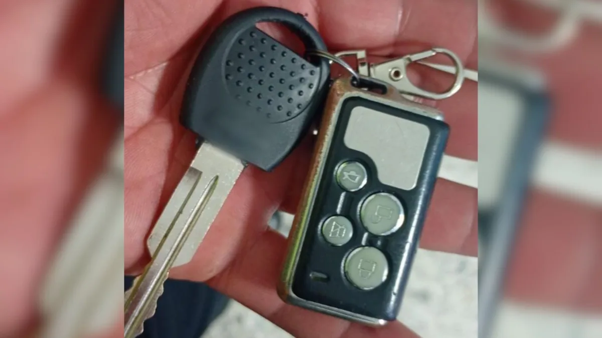 Tunjuelito: se les dañó el ‘control’, cayó banda que robaba carros con clonador 1 Tunjuelito: se les dañó el ‘control’, cayó banda que robaba carros con clonador Una banda que, al parecer, robaba carros clonando la señal del control remoto fue capturada en Tunjuelito tras una persecución que comenzó luego del hurto de un vehículo. Durante el operativo hubo un intercambio de disparos y uno de los sospechosos resultó herido.