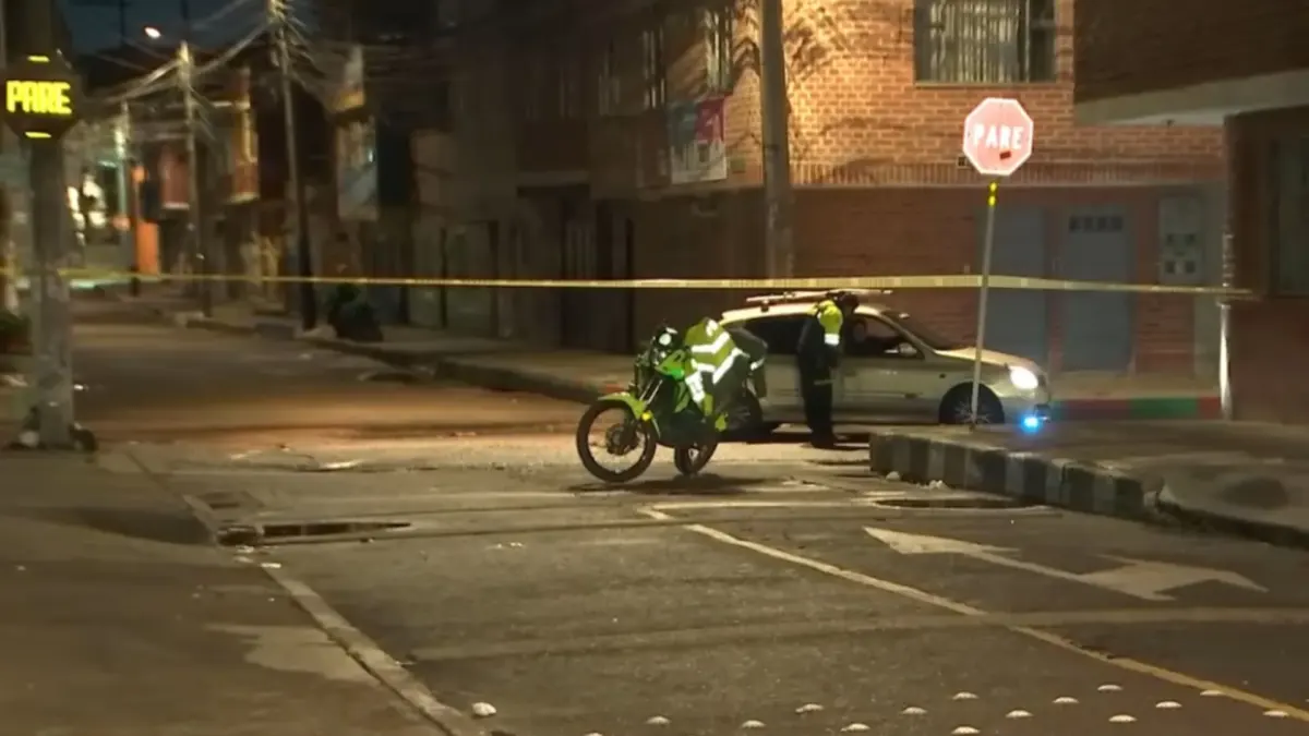 Tunjuelito: un hombre resultó herido en ataque a bala en El Carmen La tranquilidad del barrio El Carmen, en la localidad de Tunjuelito, se vio alterada cuando varias detonaciones de arma de fuego dejaron a un hombre herido en plena vía pública.