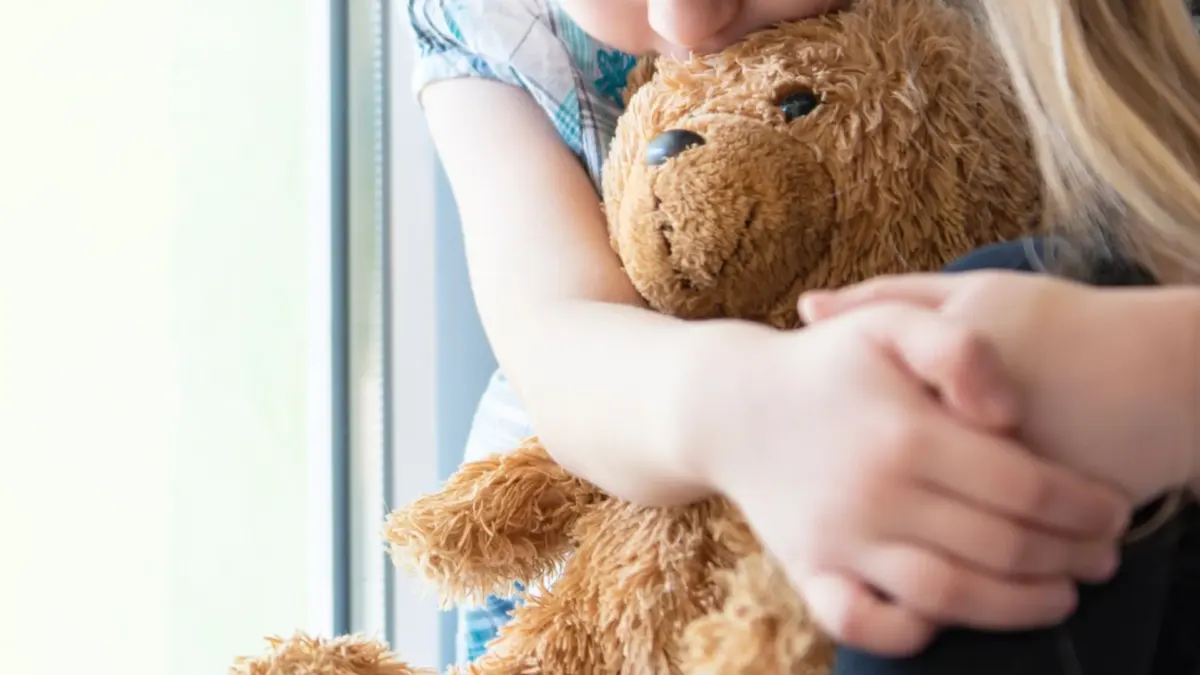 Un joven identificado como 'therian' mordió a una niña 1 Un joven identificado como 'therian' mordió a una niña ¿Qué son los 'therian'? Son personas que se identifican, sea psicológicamente o espiritualmente, con un animal en específico, y algunos han llevado esa "conexión" a ponerse máscaras, colas, a caminar en cuatro patas y a emitir sonidos como el del animal con el que se identifican. En los últimos días, incluso se reportó que un joven mordió a una niña.