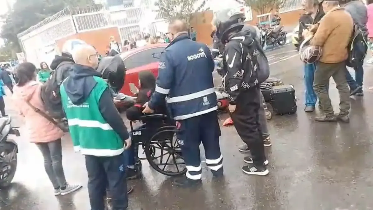 Tunjuelito: ambulancia se quedó sin frenos y provocó grave accidente en el Hospital El Tunal Un grave accidente múltiple se registró en el Hospital El Tunal por una ambulancia que, al parecer, tuvo una falla mecánica y se terminó llevando por delante una puerta, un poste, arrolló a unos motociclistas y colisionó contra un árbol.