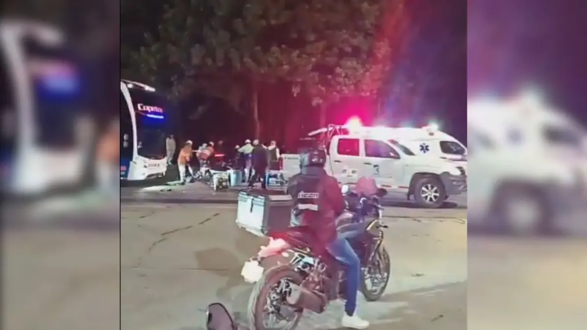Usaquén: madre e hija perdieron la vida en impactante accidente en la Autonorte Un impactante accidente múltiple ocurrido en la localidad de Usaquén dejó sin vida a una mujer de 72 años y otra de 35 años en la madrugada de este jueves. Autoridades evalúan si el conductor que ocasionó el siniestro iba en estado de embriaguez y manejaba con exceso de velocidad.