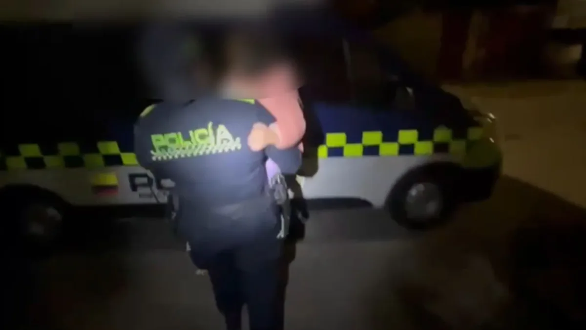 Usaquén: rescatan a niña de tres años que estaba sola en casa El llanto de una niña de 3 años dentro de una habitación, en la madrugada de este domingo, alertó a los demás inquilinos de un inmueble ubicado en el barrio Verbenal, en la localidad de Usaquén.