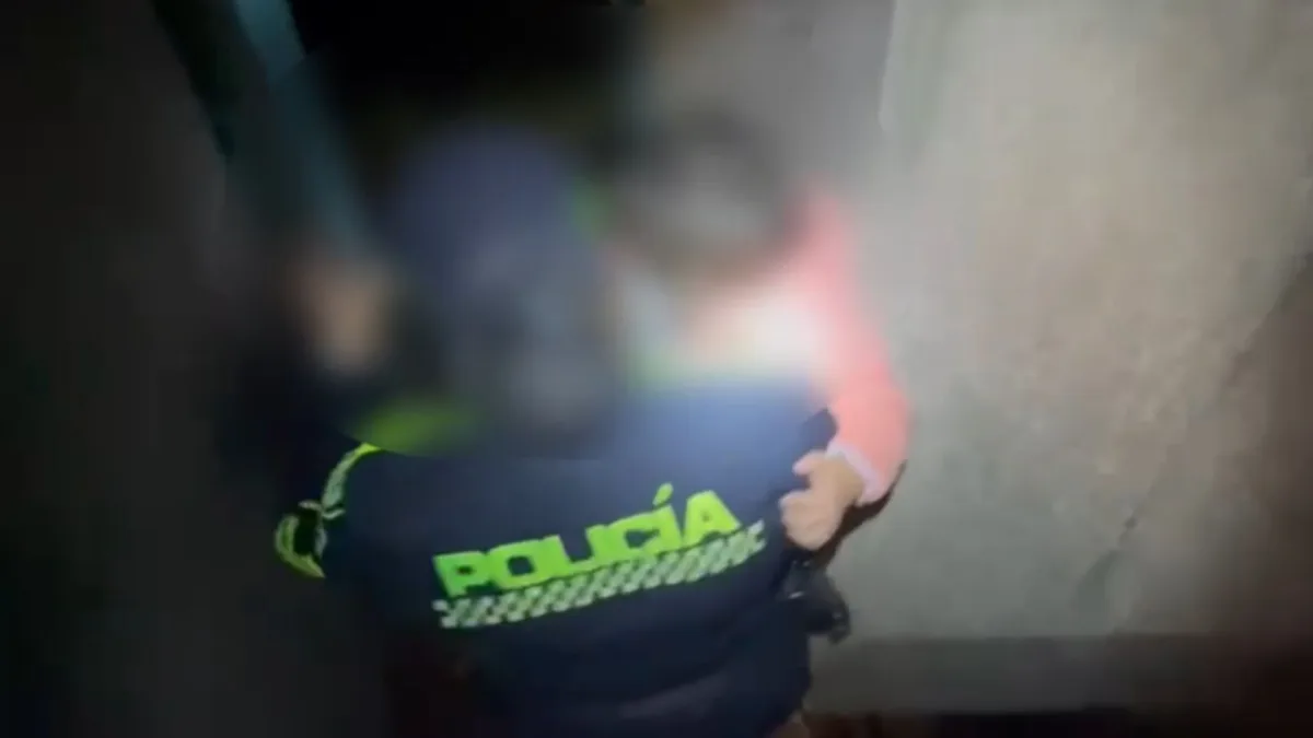 Usaquén: rescatan a niña de tres años que estaba sola en casa El llanto de una niña de 3 años dentro de una habitación, en la madrugada de este domingo, alertó a los demás inquilinos de un inmueble ubicado en el barrio Verbenal, en la localidad de Usaquén.