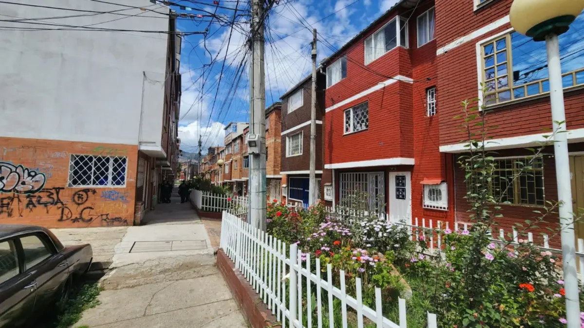 Usme: crimen de un menor a puñal 1 Usme: crimen de un menor a puñal Un menor fue atacado a puñal, al parecer por robarle el celular, en el barrio La Marichuela de la localidad de Usme. Luchó por su vida durante tres días, pero lamentablemente terminó falleciendo por la gravedad de las heridas.