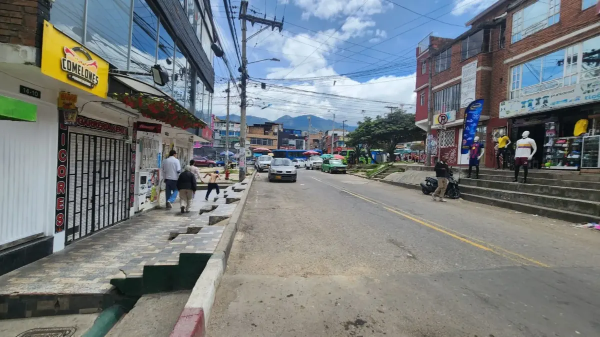Usme: muerte a puñal de un joven en La Marichuela En plena calle principal del barrio La Marichuela, en la localidad de Usme, un presunto caso de intolerancia terminó con la vida de un joven que fue identificado por la comunidad como Yeison Yair Alvarado.