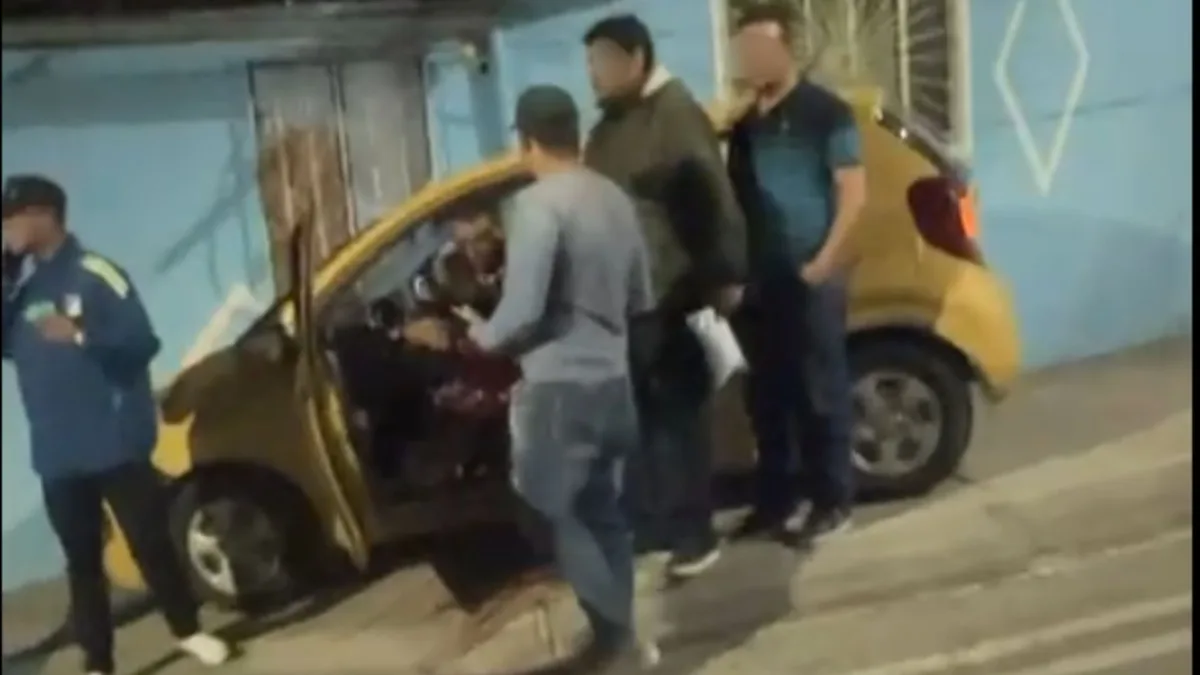 Usme: taxista recibió un tiro en medio de un hurto 9 Usme: taxista recibió un tiro en medio de un hurto Un conductor de taxi resultó gravemente herido por arma de fuego durante un intento de hurto ocurrido en el barrio Compostela, localidad de Usme, luego de que tres hombres lo abordaran como pasajeros y el vehículo colisionara contra un inmueble.