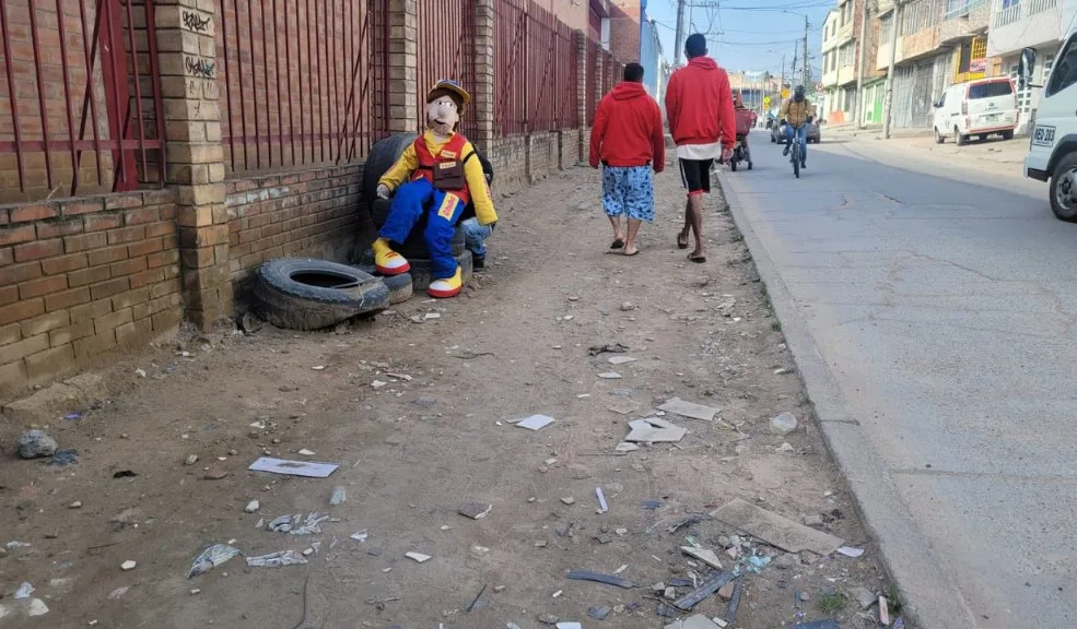 Vecinos de Bosa Centro están mamados de la ‘huecamenta’ en la zona Los habitantes del barrio La Sultana, en la localidad de Bosa, denuncian un deterioro extremo en una de sus calles.