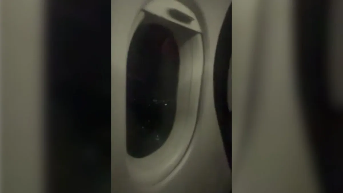 Vuelo de Latam presentó humo en una turbina y regresó de emergencia al aeropuerto El Dorado Un vuelo que cubría la ruta Bogotá-Cali tuvo que regresar de emergencia al aeropuerto El Dorado después de que una de sus turbinas presentara fallas. De acuerdo con reportes de usuarios, se sintió un fuerte olor a quemado y se evidenció humo.