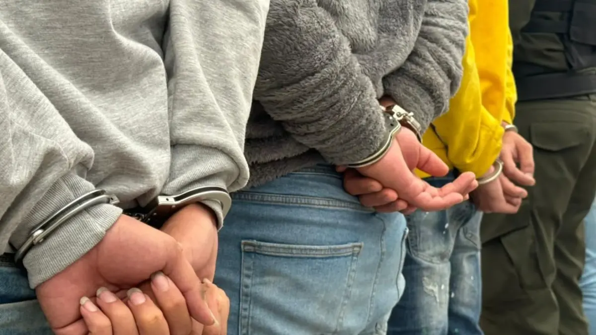 Capturan a 15 presuntos integrantes de bandas dedicadas a la extorsión en Bogotá 1 Capturan a 15 presuntos integrantes de bandas dedicadas a la extorsión en Bogotá En una ofensiva coordinada contra las economías ilícitas, las autoridades lograron la captura de 15 personas vinculadas a peligrosas redes de extorsión que operaban en Bogotá y Villavicencio.