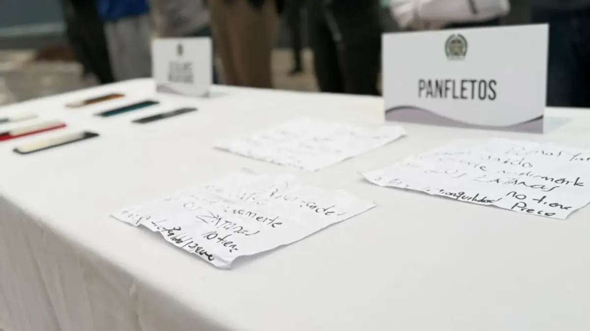 Capturan a 15 presuntos integrantes de bandas dedicadas a la extorsión en Bogotá 2 Capturan a 15 presuntos integrantes de bandas dedicadas a la extorsión en Bogotá En una ofensiva coordinada contra las economías ilícitas, las autoridades lograron la captura de 15 personas vinculadas a peligrosas redes de extorsión que operaban en Bogotá y Villavicencio.