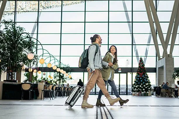 ¿Dónde comprar un seguro de viaje confiable en Colombia? 1 ¿Dónde comprar un seguro de viaje confiable en Colombia? Organizar un viaje desde Colombia puede ser desafiante: fechas, vuelos, alojamiento, equipaje, itinerario y presupuesto. En ese contexto, es normal dejar para el final un punto que puede ahorrarle muchos problemas si algo se complica: el seguro médico de viaje. Ahí es cuando surge la pregunta principal: ¿Dónde comprarlo para obtener seguridad y el mejor precio? En este artículo encontrará un resumen de los canales más confiables donde comprar seguro de viaje y qué señales le indican si está eligiendo bien.