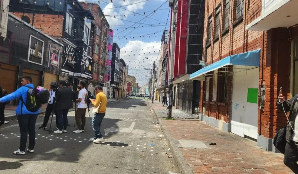 Video captó ataque con granada en Santa Fe: un muerto y 13 heridos Un video de una cámara de seguridad registró el momento exacto del ataque con granada ocurrido la noche del 22 de enero de 2026 en el barrio Santa Fe, en el centro de Bogotá, hecho que dejó una persona muerta y 13 más heridas.