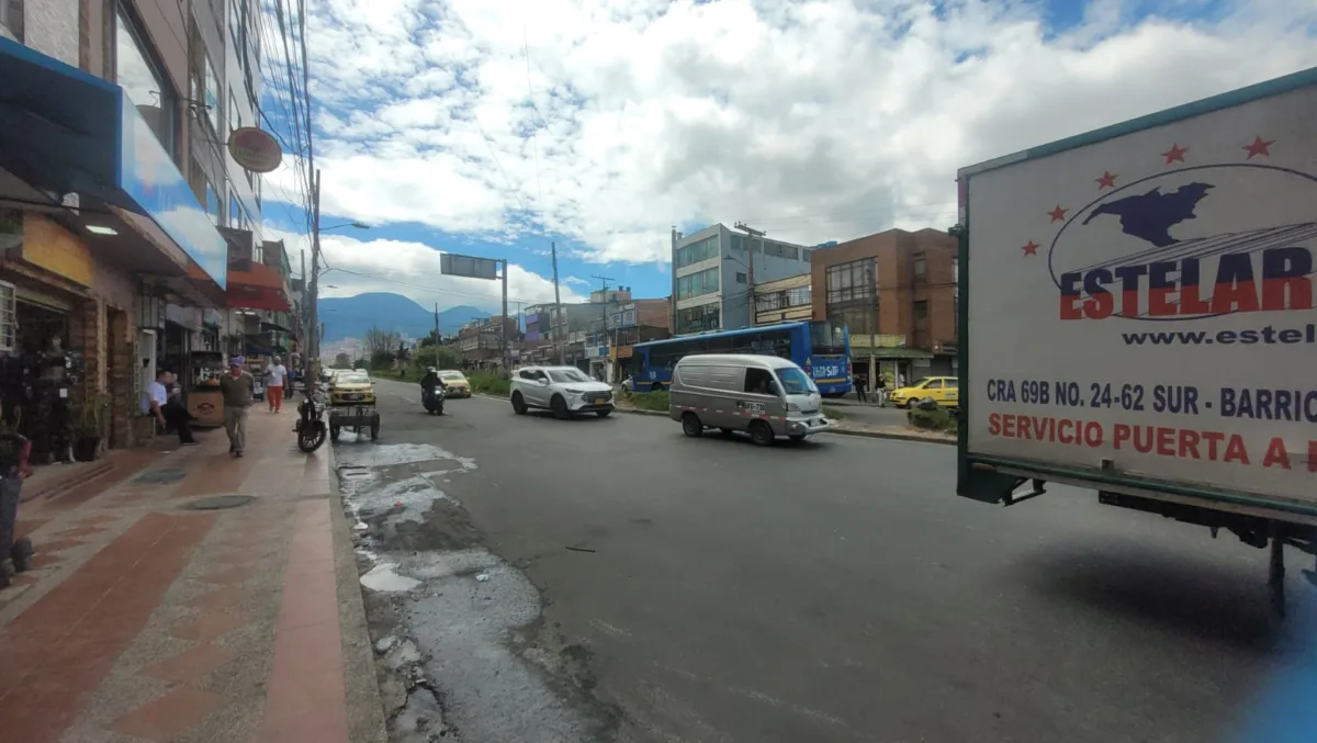 William fue baleado mientras conducía en Rafael Uribe Uribe William Andrés Carpeta Algarra, de 57 años, fue víctima de un atentado sicarial mientras conducía su vehículo negro por las calles del barrio Olaya, en Rafael Uribe Uribe.