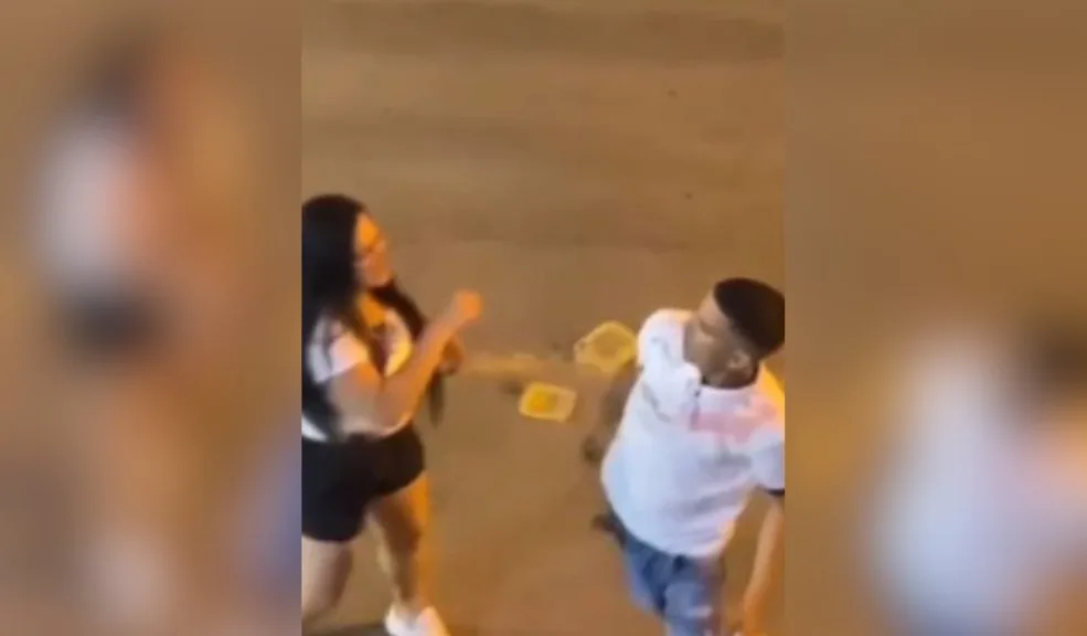 EN VIDEO: hombre que agredía a su pareja quedó inconsciente tras ser noqueado en plena vía pública 2 video
