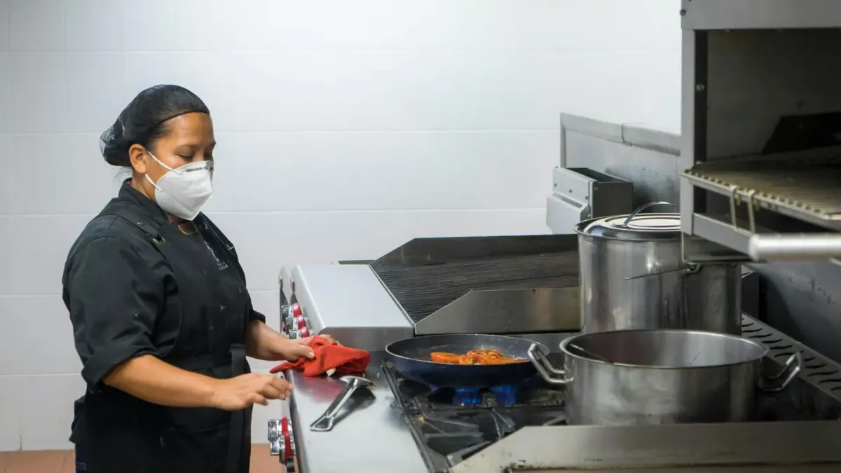 ¡A desempolvar el chef que lleva dentro! Puede ganarse hasta 10 millones 1 ¡A desempolvar el chef que lleva dentro! Puede ganarse hasta 10 millones Llegó el master chef de los rolos: si considera que su mamá, papá, abuela, tía o usted tiene un 'corrientazo', ajiaco, café, pan, postres o 'comida rápida' irresistible, debe inscribirse en la nueva edición de ‘Sabor Bogotá’, donde los mejores platos se podrán ganar hasta 10 millones de pesos.