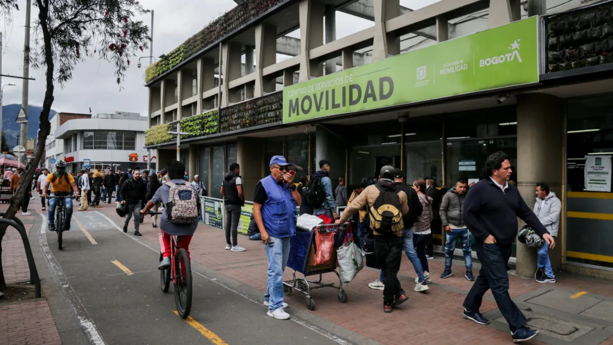 ¡Pilas propietarios! se acaba el traspaso a persona indeterminada 1 ¡Pilas propietarios! se acaba el traspaso a persona indeterminada Si como propietario era de las personas que recibía el dinero, entregaba las llaves y dejaba para después el trámite del traspaso, ahora deberá cambiar ese hábito. El Ministerio de Transporte anunció que el conocido traspaso a persona indeterminada se acabará, y todos los costos que genere el vehículo llegarán a la persona que figure registrada en el sistema.