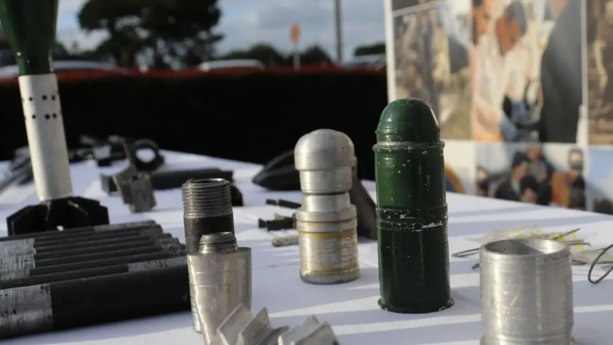 ¿Quiénes son los hombres detrás del arsenal incautado en Usme? 1 ¿Quiénes son los hombres detrás del arsenal incautado en Usme? Las autoridades lograron desarticular un sofisticado taller de armamento artesanal en la localidad de Usme y la captura de dos hombres.