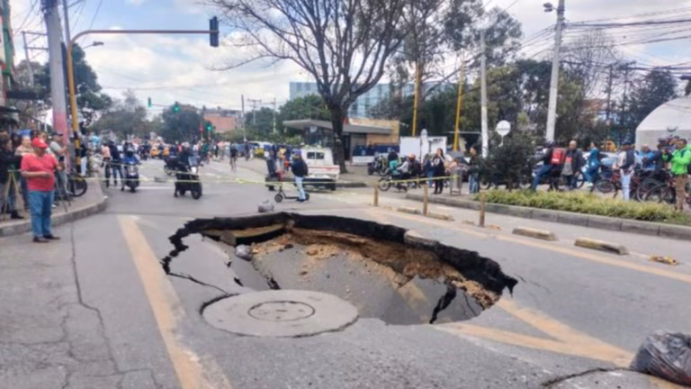 La Gaitana: calle se hundió dejando gigante cráter en Suba