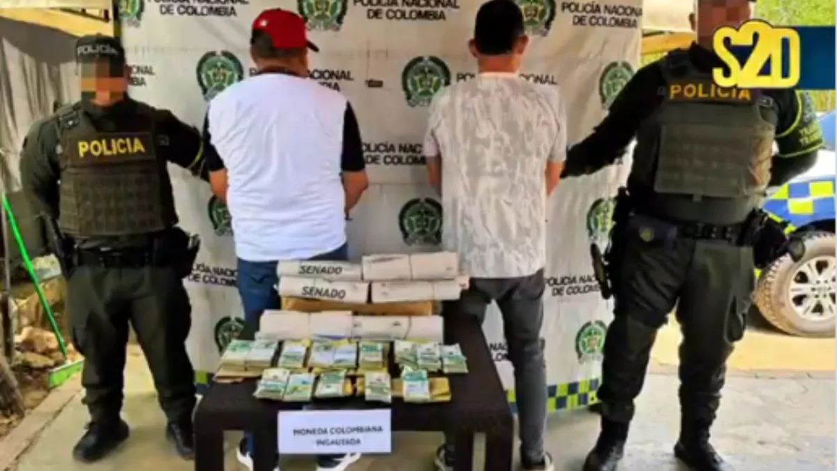 Capturan a escolta de secretario de la Cámara con $145 millones y propaganda política Un integrante del esquema de seguridad del secretario general de la Cámara de Representantes fue capturado con 145 millones de pesos en efectivo, distribuidos en siete sobres marcados con nombres de municipios y corregimientos.