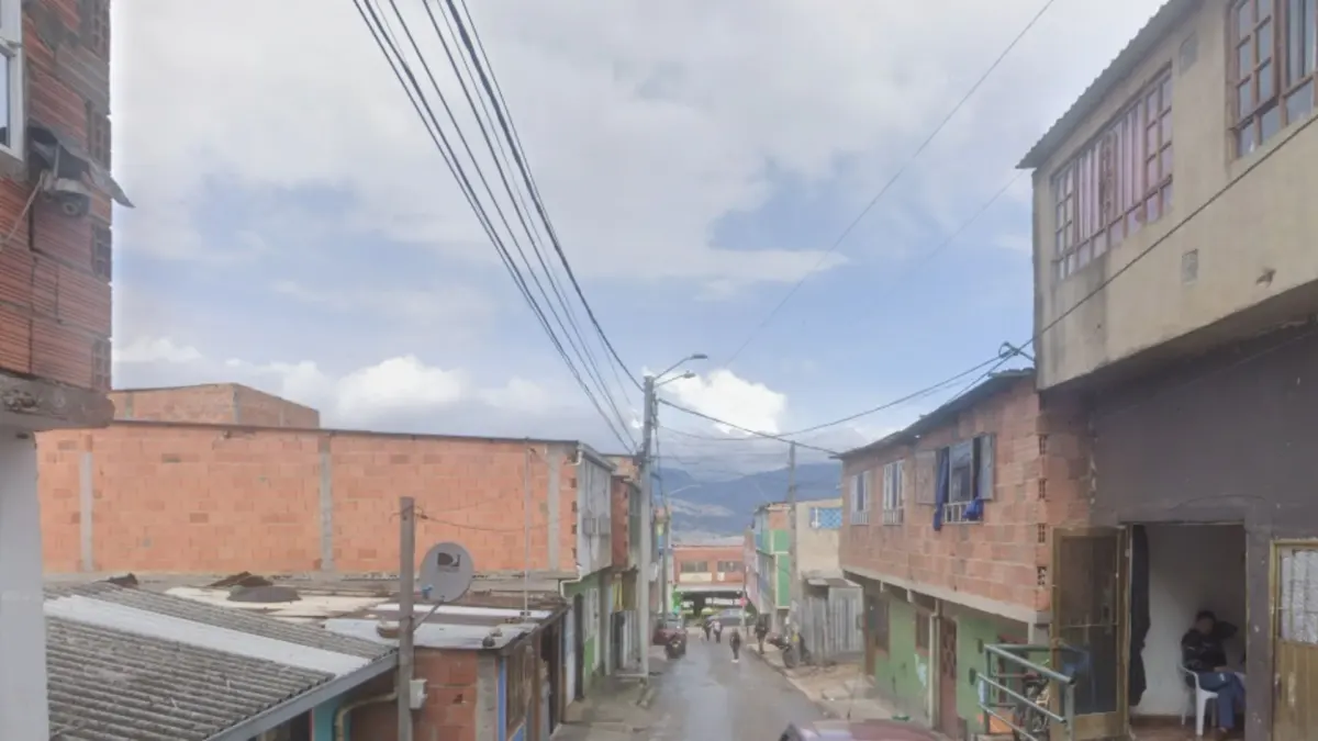 Ciudad Bolívar: un muerto y una herida tras al menos cuatro disparos en 'El Mochuelo' En uno de los sectores más periféricos y apartados de Ciudad Bolívar se registró un hecho violento que dejó a un hombre de 50 años muerto y a una mujer de 25 años herida.