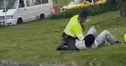 Conductor arrolló a un agente de tránsito tras volarse un puesto de control Un grave incidente de intolerancia se registró esta tarde en las inmediaciones de la Terminal de Transporte de El Salitre, donde un automovilista arrolló a un oficial de tránsito en un intento de fuga.