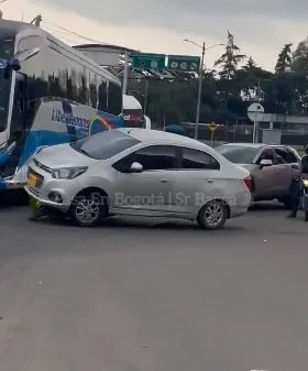 Conductor arrolló a un agente de tránsito tras volarse un puesto de control Un grave incidente de intolerancia se registró esta tarde en las inmediaciones de la Terminal de Transporte de El Salitre, donde un automovilista arrolló a un oficial de tránsito en un intento de fuga.