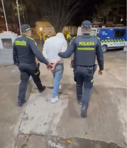 EN VIDEO: Infame lanzó a una perrita por las escaleras Un repudiable acto de violencia contra una perrita llamada Canela encendió las alarmas en la localidad de Barrios Unidos.