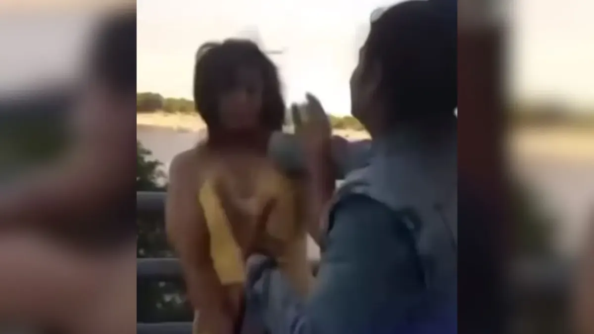 EN VIDEO: pilló a su novio con su mejor amiga Una mujer descubrió la infidelidad de su pareja con quien, al parecer, era su mejor amiga. El amargo encuentro, que fue captado en video, escaló rápidamente entre gritos y agresiones físicas.