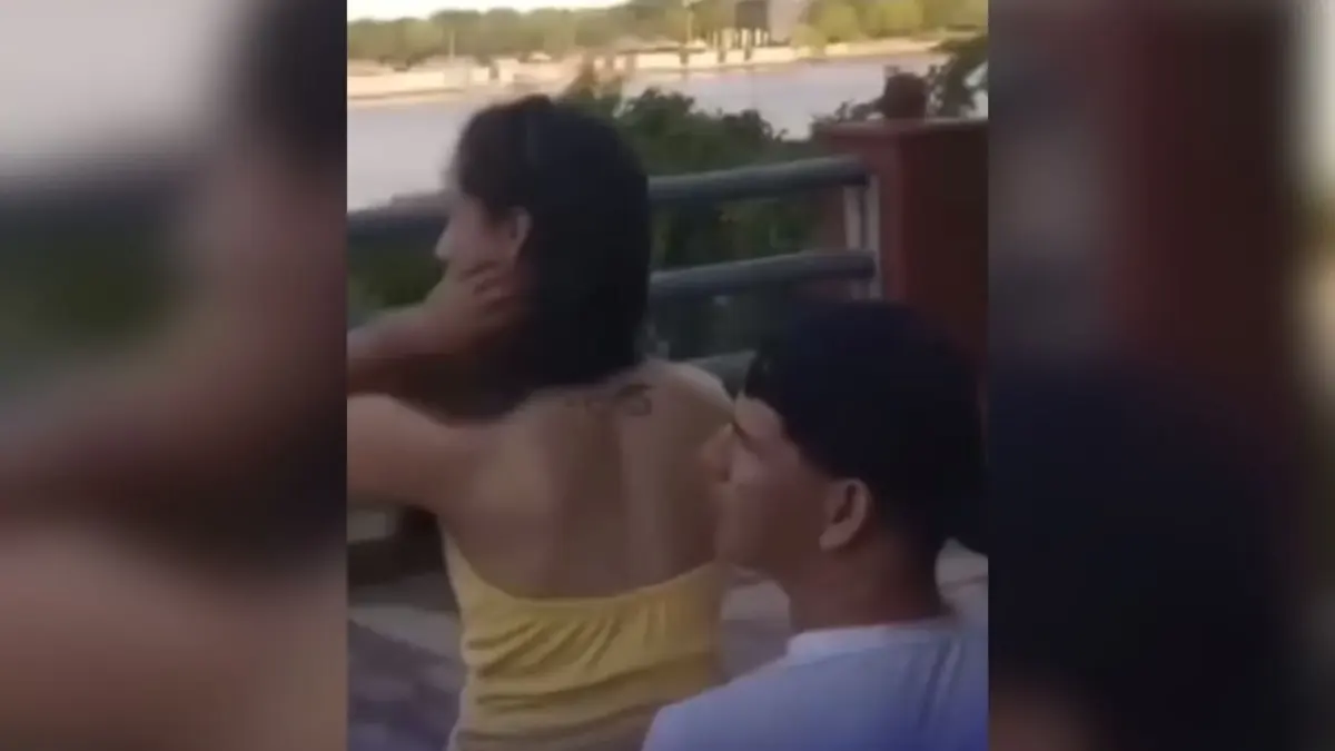 EN VIDEO: pilló a su novio con su mejor amiga Una mujer descubrió la infidelidad de su pareja con quien, al parecer, era su mejor amiga. El amargo encuentro, que fue captado en video, escaló rápidamente entre gritos y agresiones físicas.
