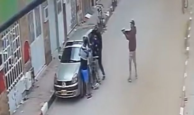 EN VIDEO: entre cuatro asaltaron a un hombre en Soacha 1 EN VIDEO: entre cuatro asaltaron a un hombre en Soacha Un ciudadano que realizaba labores de limpieza a su vehículo frente a su propia residencia en Soacha fue abordado simultáneamente por cuatro sujetos que lo asaltaron en cuestión de segundos.