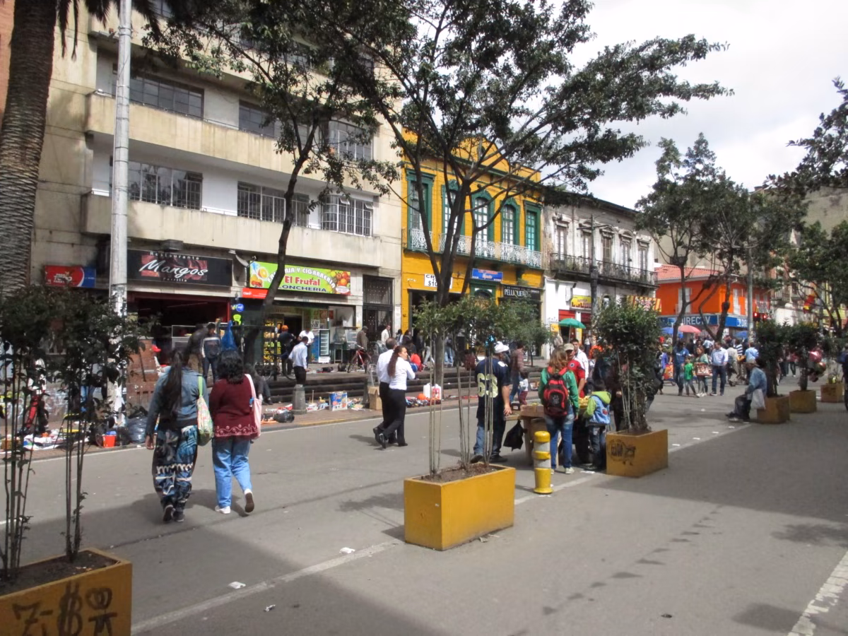 En Santa Fe: hombre fue asesinado en plena Séptima Según las primeras versiones de las autoridades, la víctima fue abordada por un grupo de al menos seis sujetos, quienes le propinaron múltiples heridas con armas cortopunzantes.