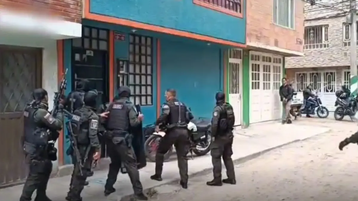 En Soacha: capturan a presuntos armeros de 'Los Satanás' Fueron enviados a 'la cana' dos hombres señalados de ser los armeros de 'Los Satanás', grupo delincuencial asociado a extorsiones al gremio de conductores y comerciantes de Soacha. En el operativo también quedó al descubierto la vivienda que, al parecer, funcionaba como centro de operaciones de actividades criminales inimaginables.
