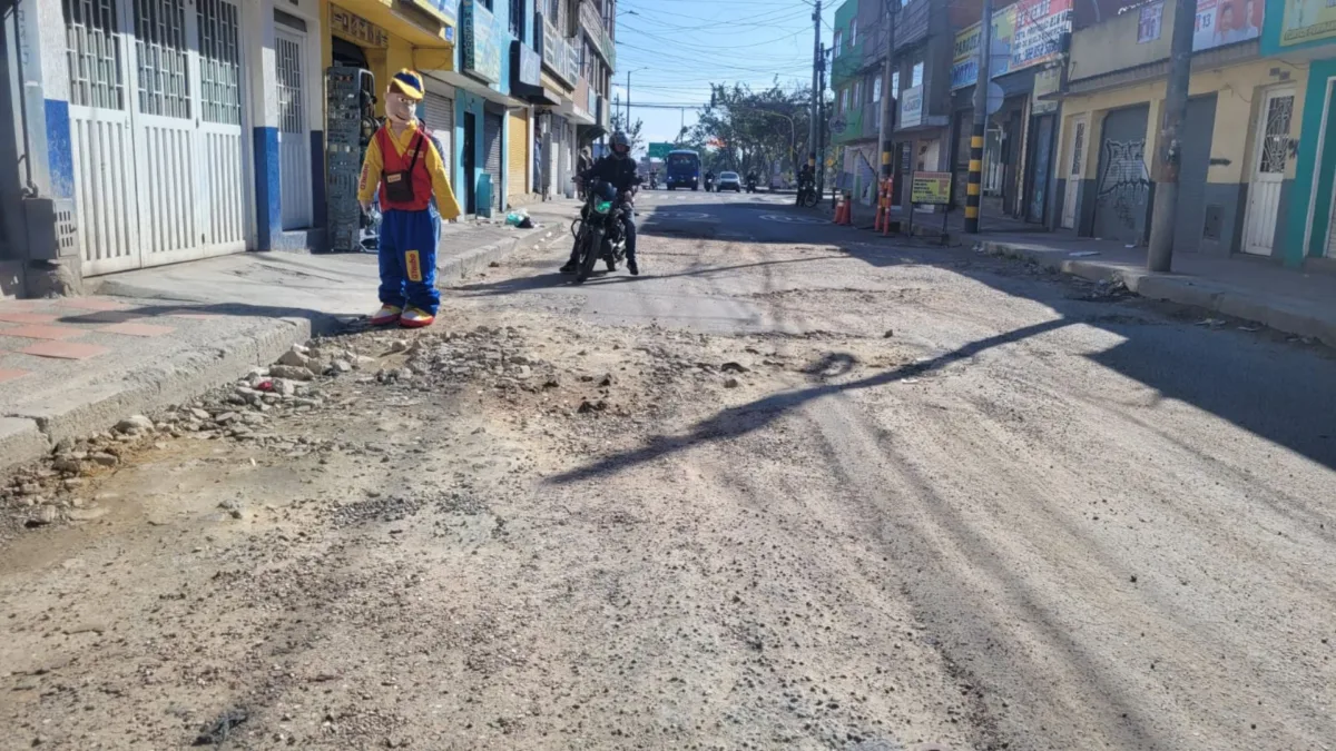 Entre huecos y promesas rotas en Bosa Centro La ‘huecamenta’ en una de las calles del centro de Bosa tiene en jaque a la comunidad. El punto se ha convertido en epicentro de múltiples siniestros viales que, según los vecinos, se volvieron parte del paisaje.