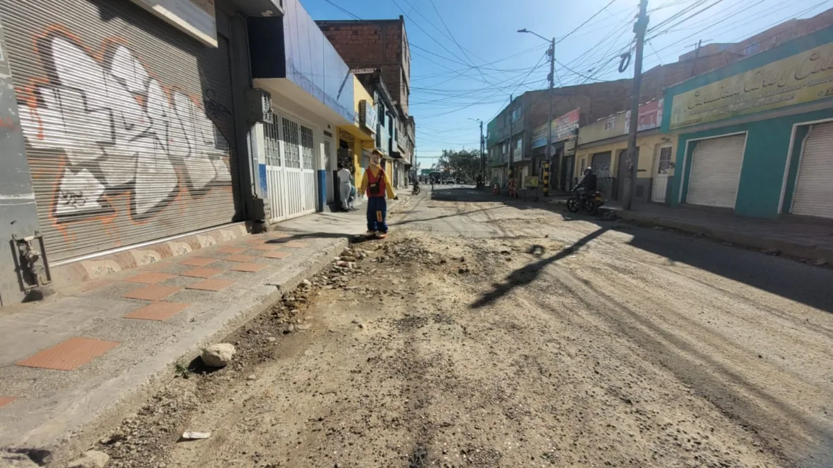 Entre huecos y promesas rotas en Bosa Centro 2 Entre huecos y promesas rotas en Bosa Centro La ‘huecamenta’ en una de las calles del centro de Bosa tiene en jaque a la comunidad. El punto se ha convertido en epicentro de múltiples siniestros viales que, según los vecinos, se volvieron parte del paisaje.