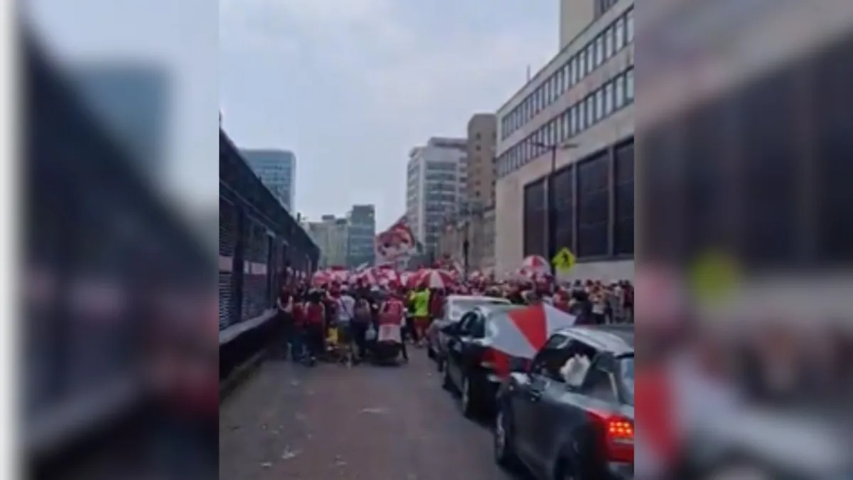 Hinchas de Santa Fe generan afectaciones en la movilidad del centro La celebración por el cumpleaños de Independiente Santa Fe, por parte de sus fieles hinchas, provocó serias afectaciones en la movilidad del centro de la capital este domingo.