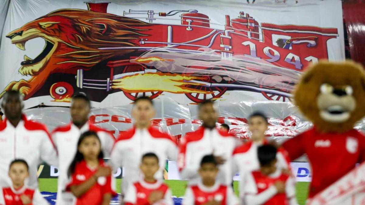 Hinchas de Santa Fe generan afectaciones en la movilidad del centro 1 Hinchas de Santa Fe generan afectaciones en la movilidad del centro La celebración por el cumpleaños de Independiente Santa Fe, por parte de sus fieles hinchas, provocó serias afectaciones en la movilidad del centro de la capital este domingo.