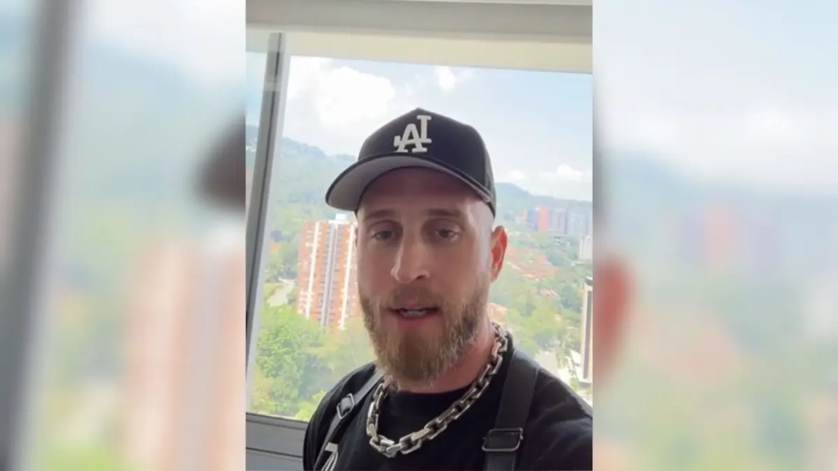 “Libérenme”: hijo de Tom Hanks contó que terminó atrapado en Medellín Entre risas y anécdotas, Chet Hanks, hijo del actor Tom Hanks, relató el aprieto en el que se vio tras su viaje a Medellín. El estadounidense tuvo dificultades para salir del país debido a un inconveniente migratorio. Aquí le contamos los detalles.