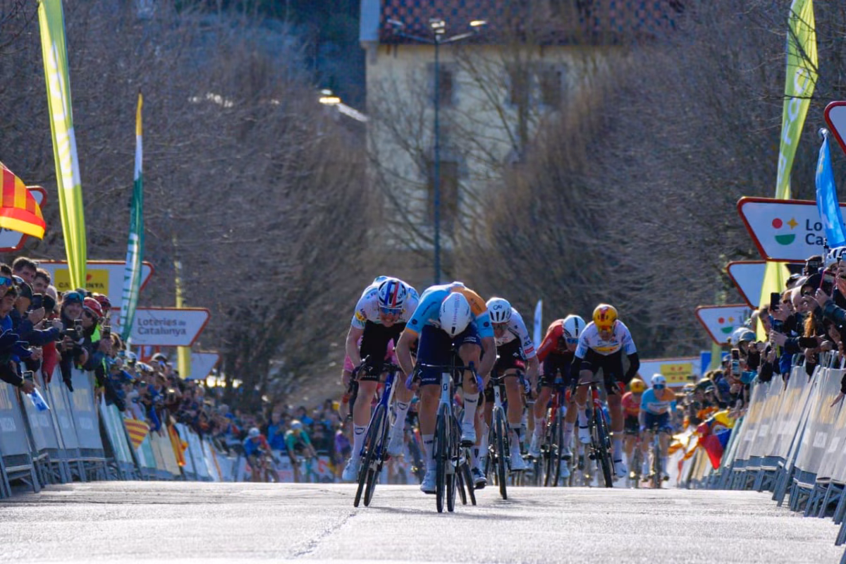 Así van los colombianos en la Vuelta a Cataluña Los colombianos Santiago Buitrago y Nairo Quintana se mantienen en la lucha de la Vuelta a Cataluña, que marcará el final de la carrera de Quintana.