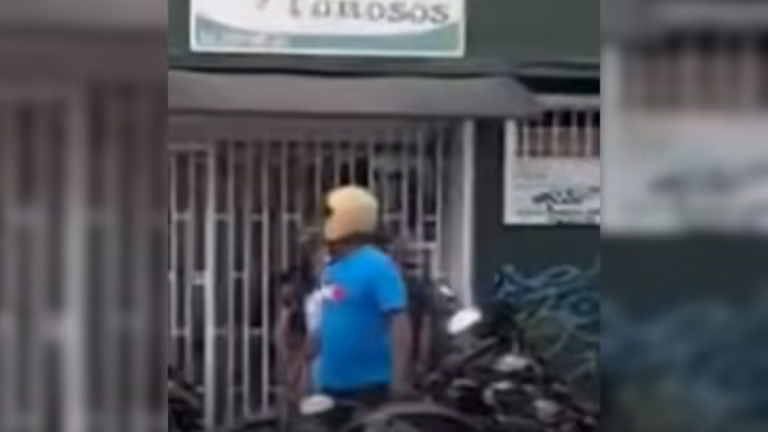 “No le den más” mujer terminó defendiendo al hombre que le robó