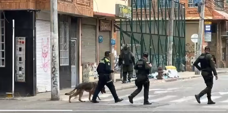 Paquete abandonado generó miedo en Engativá por posible explosivo La tranquilidad del mediodía de este sábado 14 de marzo se vio interrumpida en el barrio Villa Claver, donde el hallazgo de un paquete sospechoso dentro de un bus del SITP activó un despliegue de emergencia.