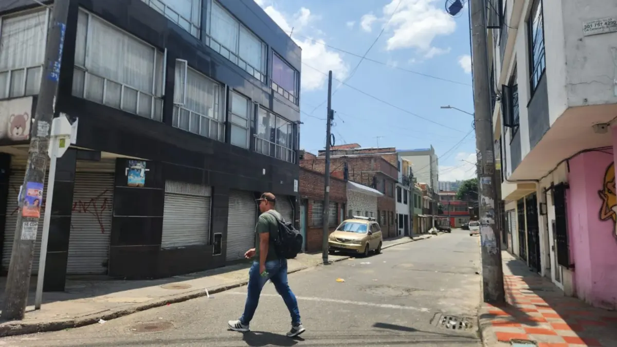 Rafael Uribe: un muerto tras ataque a bala en parqueadero 1 Rafael Uribe: un muerto tras ataque a bala en parqueadero En la localidad de Rafael Uribe, en el sur de Bogotá, un hombre identificado como Edwin Leonardo Sefair, de 43 años, fue asesinado en circunstancias que aún son materia de investigación. Según versiones preliminares, habría recibido varios disparos el viernes.