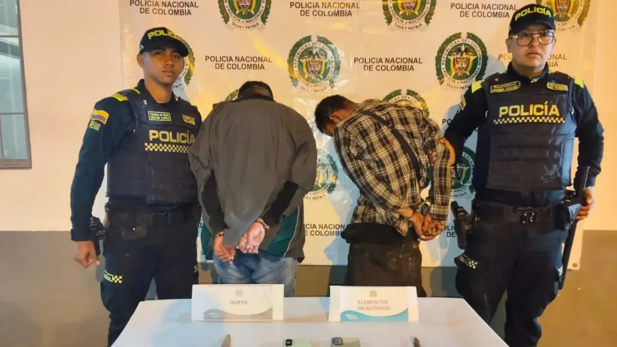 Cayeron dos 'joyas' que causaban terror en la ruta Soacha-Compartir Dos delincuentes con un largo historial fueron capturados tras atracar con cuchillo a los pasajeros de un colectivo en la Carrera 4 con Calle 53. Los pillos, que robaban en la ruta Soacha-Compartir, pretendían escapar con celulares de alta gama.