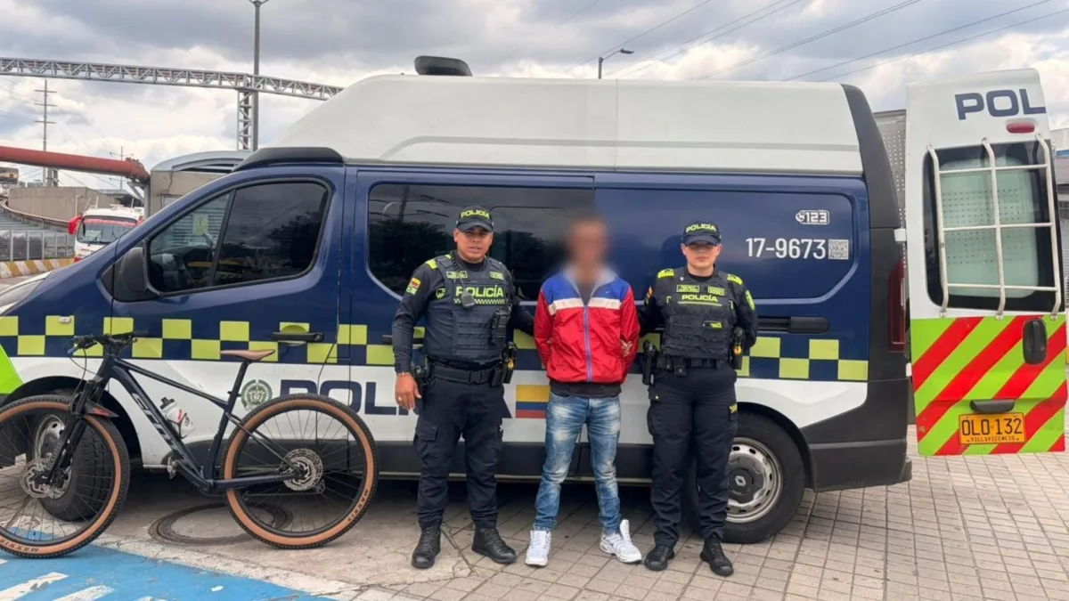 Capturan a un hombre que robó una bicicleta y huyó en TransMilenio En una operación de alta precisión coordinada por el sistema de videovigilancia de la ciudad, las autoridades lograron la captura de un joven de 21 años tras hurtar una bicicleta en el norte de Bogotá.