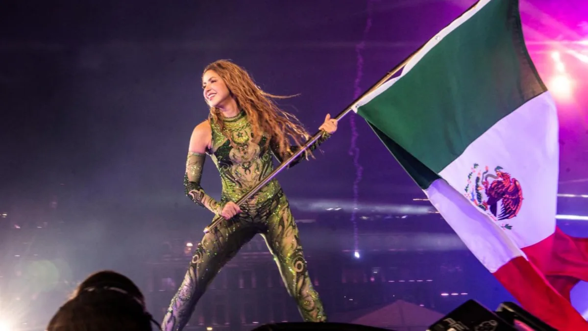 Shakira rompe récord en el Zócalo con 400.000 asistentes Más de 400 mil personas se reunieron en el Zócalo, en el corazón del centro histórico de Ciudad de México, para ver el concierto gratuito de la barranquillera Shakira que, de paso, impuso un nuevo récord de asistencia a un evento de este tipo organizado en este lugar emblemático, por parte de la ciudad.