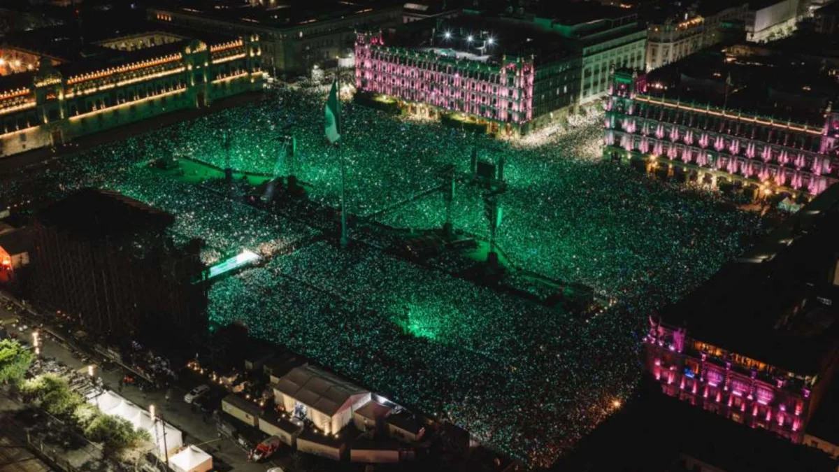 Shakira rompe récord en el Zócalo con 400.000 asistentes 1 Shakira rompe récord en el Zócalo con 400.000 asistentes Más de 400 mil personas se reunieron en el Zócalo, en el corazón del centro histórico de Ciudad de México, para ver el concierto gratuito de la barranquillera Shakira que, de paso, impuso un nuevo récord de asistencia a un evento de este tipo organizado en este lugar emblemático, por parte de la ciudad.