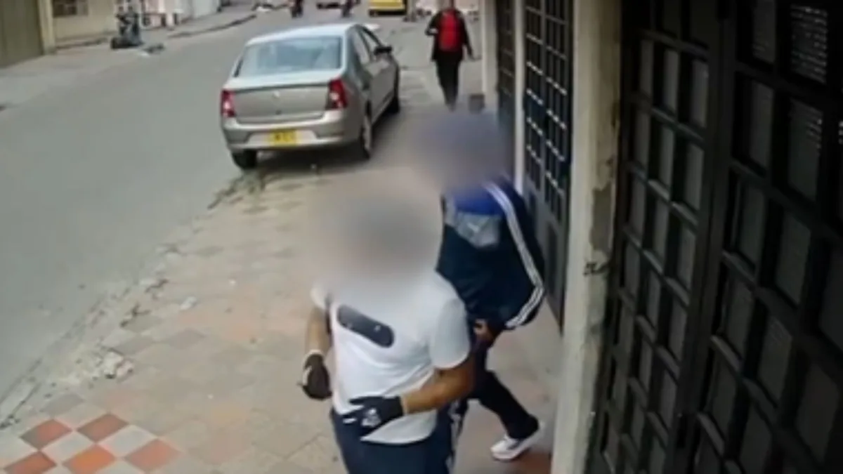 Suba: capturados tres hombres forzando cerraduras de viviendas Gracias a la oportuna denuncia de la comunidad de Suba, tres sujetos fueron capturados en flagrancia luego de que forzaran las cerraduras de viviendas del sector. Este hecho de nuevo puso en la mira a 'los amarillos', pues los sujetos, que ya tendrían historial delictivo, se transportaban en un taxi.