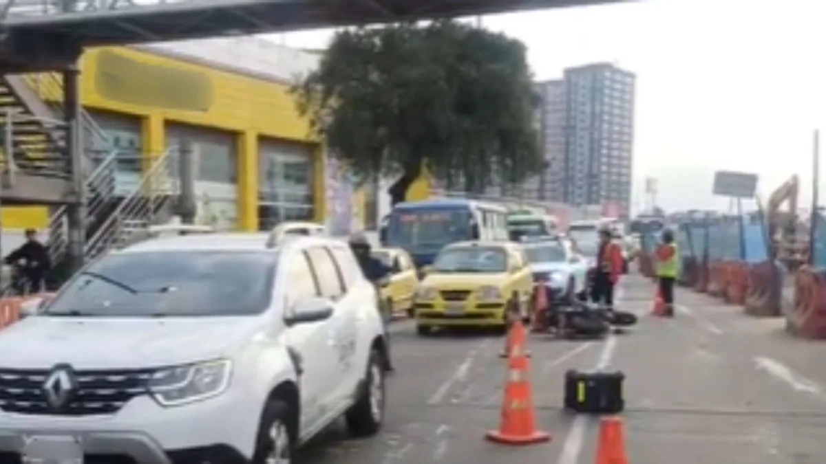 Tránsito caótico en la avenida Américas por accidente entre dos motos 9 Tránsito caótico en la avenida Américas por accidente entre dos motos El tránsito en la avenida Américas se redujo a un carril por el siniestro entre los dos motociclistas.